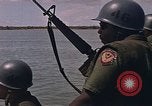 Immagine di Marina Barche Fluviali ed elicotteri impegnare Viet Cong Vietnam del Sud, 1967, secondo 12 filmato di repertorio 65675040360