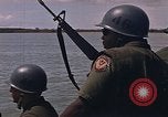 Immagine di Marina Barche Fluviali ed elicotteri impegnare Viet Cong Vietnam del Sud, 1967, secondo 13 filmato di repertorio 65675040360
