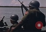 Immagine di Marina Barche Fluviali ed elicotteri impegnare Viet Cong Vietnam del Sud, 1967, secondo 14 filmato di repertorio 65675040360