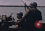 Immagine di Marina Barche Fluviali ed elicotteri impegnare Viet Cong Vietnam del Sud, 1967, secondo 15 filmato di repertorio 65675040360