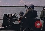 Immagine di Marina Barche Fluviali ed elicotteri impegnare Viet Cong Vietnam del Sud, 1967, secondo 16 filmato di repertorio 65675040360