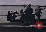 Immagine di Marina Barche Fluviali ed elicotteri impegnare Viet Cong Vietnam del Sud, 1967, secondo 17 filmato di repertorio 65675040360