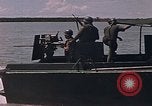Immagine di Marina Barche Fluviali ed elicotteri impegnare Viet Cong Vietnam del Sud, 1967, secondo 18 filmato di repertorio 65675040360