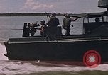 Immagine di Marina Barche Fluviali ed elicotteri impegnare Viet Cong Vietnam del Sud, 1967, secondo 19 filmato di repertorio 65675040360