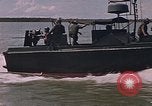 Immagine di Marina Barche Fluviali ed elicotteri impegnare Viet Cong Vietnam del Sud, 1967, secondo 20 filmato di repertorio 65675040360