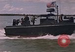 Immagine di Marina Barche Fluviali ed elicotteri impegnare Viet Cong Vietnam del Sud, 1967, secondo 21 filmato di repertorio 65675040360