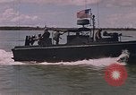 Immagine di Marina Barche Fluviali ed elicotteri impegnare Viet Cong Vietnam del Sud, 1967, secondo 22 filmato di repertorio 65675040360