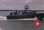 Immagine di Marina Barche Fluviali ed elicotteri impegnare Viet Cong Vietnam del Sud, 1967, secondo 23 filmato di repertorio 65675040360