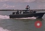 Immagine di Marina Barche Fluviali ed elicotteri impegnare Viet Cong Vietnam del Sud, 1967, secondo 24 filmato di repertorio 65675040360
