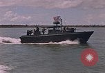 Immagine di Marina Barche Fluviali ed elicotteri impegnare Viet Cong Vietnam del Sud, 1967, secondo 25 filmato di repertorio 65675040360