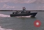 Immagine di Marina Barche Fluviali ed elicotteri impegnare Viet Cong Vietnam del Sud, 1967, secondo 26 filmato di repertorio 65675040360