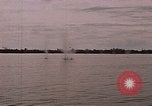 Immagine di Marina Barche Fluviali ed elicotteri impegnare Viet Cong Vietnam del Sud, 1967, secondo 27 filmato di repertorio 65675040360