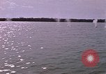Immagine di Marina Barche Fluviali ed elicotteri impegnare Viet Cong Vietnam del Sud, 1967, secondo 28 filmato di repertorio 65675040360