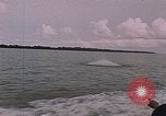 Immagine di Marina Barche Fluviali ed elicotteri impegnare Viet Cong Vietnam del Sud, 1967, secondo 30 filmato di repertorio 65675040360
