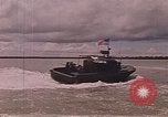 Immagine di Marina Barche Fluviali ed elicotteri impegnare Viet Cong Vietnam del Sud, 1967, secondo 37 filmato di repertorio 65675040360