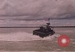 Immagine di Marina Barche Fluviali ed elicotteri impegnare Viet Cong Vietnam del Sud, 1967, secondo 38 filmato di repertorio 65675040360