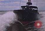 Immagine di Marina Barche Fluviali ed elicotteri impegnare Viet Cong Vietnam del Sud, 1967, secondo 39 filmato di repertorio 65675040360