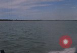 Immagine di Marina Barche Fluviali ed elicotteri impegnare Viet Cong Vietnam del Sud, 1967, secondo 44 filmato di repertorio 65675040360