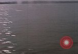 Immagine di Marina Barche Fluviali ed elicotteri impegnare Viet Cong Vietnam del Sud, 1967, secondo 54 filmato di repertorio 65675040360