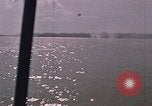 Immagine di Marina Barche Fluviali ed elicotteri impegnare Viet Cong Vietnam del Sud, 1967, secondo 55 filmato di repertorio 65675040360