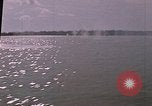 Immagine di Marina Barche Fluviali ed elicotteri impegnare Viet Cong Vietnam del Sud, 1967, secondo 56 filmato di repertorio 65675040360
