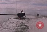 Immagine di Marina Barche Fluviali ed elicotteri impegnare Viet Cong Vietnam del Sud, 1967, secondo 57 filmato di repertorio 65675040360