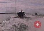 Immagine di Marina Barche Fluviali ed elicotteri impegnare Viet Cong Vietnam del Sud, 1967, secondo 58 filmato di repertorio 65675040360