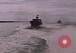 Immagine di Marina Barche Fluviali ed elicotteri impegnare Viet Cong Vietnam del Sud, 1967, secondo 60 filmato di repertorio 65675040360