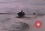 Immagine di Marina Barche Fluviali ed elicotteri impegnare Viet Cong Vietnam del Sud, 1967, secondo 61 filmato di repertorio 65675040360