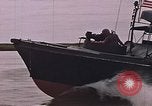 Immagine di Marina Barche Fluviali ed elicotteri impegnare Viet Cong Vietnam del Sud, 1967, secondo 62 filmato di repertorio 65675040360