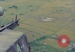 Image UH-1D'hélicoptère Vietnam, 1968, de la seconde 11 séquences d'archives historiques vidéo 65675040361