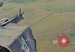 Image UH-1D'hélicoptère Vietnam, 1968, de la seconde 15 séquences d'archives historiques vidéo 65675040361