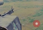 Image UH-1D'hélicoptère Vietnam, 1968, de la seconde 16 séquences d'archives historiques vidéo 65675040361