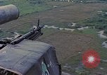 Image UH-1D'hélicoptère Vietnam, 1968, de la seconde 18 séquences d'archives historiques vidéo 65675040361