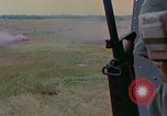 Image UH-1D'hélicoptère Vietnam, 1968, de la seconde 24 séquences d'archives historiques vidéo 65675040361
