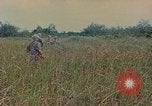 Image UH-1D'hélicoptère Vietnam, 1968, de la seconde 30 séquences d'archives historiques vidéo 65675040361