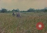 Image UH-1D'hélicoptère Vietnam, 1968, de la seconde 32 séquences d'archives historiques vidéo 65675040361