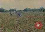 Image UH-1D'hélicoptère Vietnam, 1968, de la seconde 33 séquences d'archives historiques vidéo 65675040361