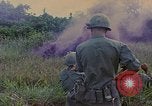 Image UH-1D'hélicoptère Vietnam, 1968, de la seconde 39 séquences d'archives historiques vidéo 65675040361