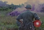 Image UH-1D'hélicoptère Vietnam, 1968, de la seconde 40 séquences d'archives historiques vidéo 65675040361