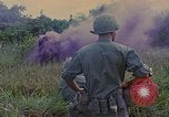 Image UH-1D'hélicoptère Vietnam, 1968, de la seconde 41 séquences d'archives historiques vidéo 65675040361