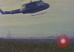 Image UH-1D'hélicoptère Vietnam, 1968, de la seconde 51 séquences d'archives historiques vidéo 65675040361