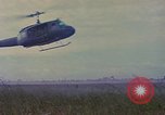 Image UH-1D'hélicoptère Vietnam, 1968, de la seconde 54 séquences d'archives historiques vidéo 65675040361