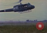 Image UH-1D'hélicoptère Vietnam, 1968, de la seconde 55 séquences d'archives historiques vidéo 65675040361