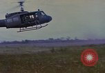 Image UH-1D'hélicoptère Vietnam, 1968, de la seconde 56 séquences d'archives historiques vidéo 65675040361