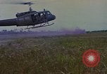 Image UH-1D'hélicoptère Vietnam, 1968, de la seconde 57 séquences d'archives historiques vidéo 65675040361