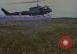 Image UH-1D'hélicoptère Vietnam, 1968, de la seconde 58 séquences d'archives historiques vidéo 65675040361