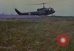 Image UH-1D'hélicoptère Vietnam, 1968, de la seconde 59 séquences d'archives historiques vidéo 65675040361