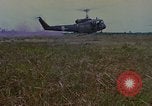 Image UH-1D'hélicoptère Vietnam, 1968, de la seconde 60 séquences d'archives historiques vidéo 65675040361
