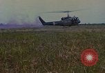 Image UH-1D'hélicoptère Vietnam, 1968, de la seconde 61 séquences d'archives historiques vidéo 65675040361